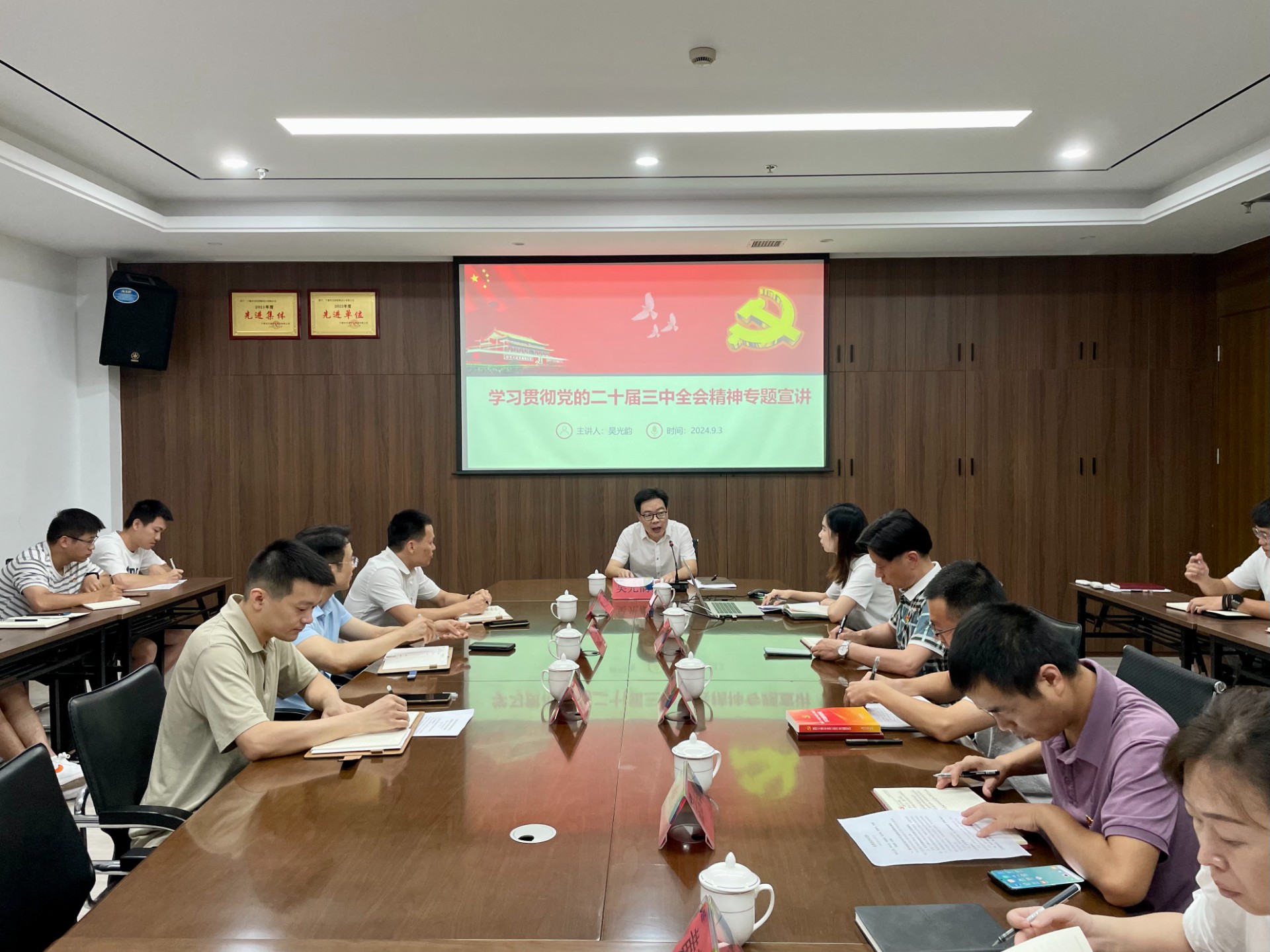 市交投集團(tuán)領(lǐng)導(dǎo)深入市交投物流集團(tuán)市交投勘察設(shè)計(jì)公司開展聯(lián)系點(diǎn)工作，葉嵐清拍攝1.jpg